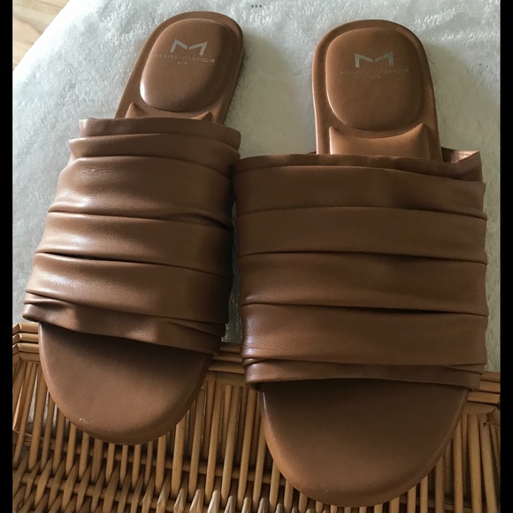 MARC FISHER New “OSWIN RUCHED SLIDE NATURAL” W/ BOX 7M - Picture 4 of 6